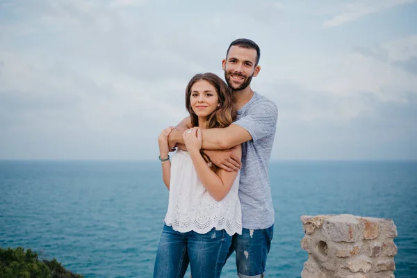 Een Spaanse Man Knuffelt Van Achter Zijn Brunette Vriendin Het — Stockfoto