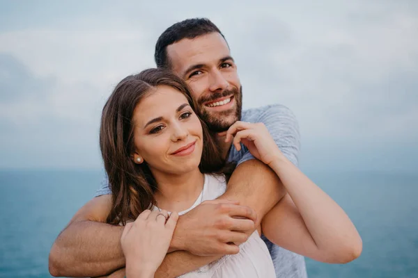 Ett Nära Foto Latinamerikansk Man Som Kramas Bakom Sin Brunettfru — Stockfoto