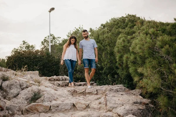 Homem Hispânico Está Ajudando Sua Namorada Descer Antigas Escadas Pedra — Fotografia de Stock