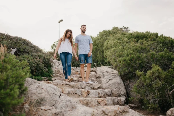Латиноамериканец Помогает Своей Жене Спуститься Древней Каменной Лестнице Горном Парке — стоковое фото