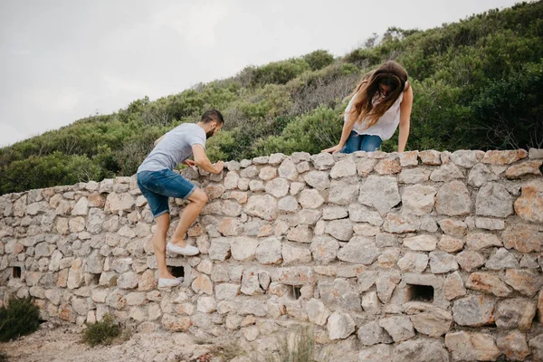 Латиноамериканец Девушка Перелезают Через Древнюю Каменную Стену Горном Парке Испании — стоковое фото