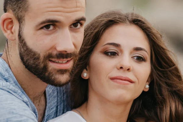 Retrato Próximo Homem Hispânico Sua Namorada Que Estão Abraçando Uns — Fotografia de Stock