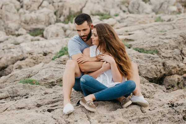 Homem Hispânico Está Segurando Sua Namorada Latina Morena Enquanto Ambos — Fotografia de Stock