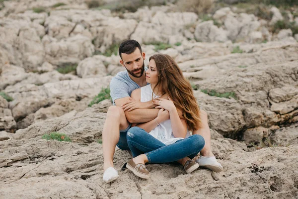 Homem Hispânico Está Segurando Sua Namorada Latina Morena Sorridente Enquanto — Fotografia de Stock
