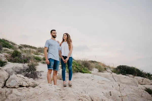 Hombre Hispano Sostiene Mano Novia Latina Parque Las Tierras Altas —  Fotos de Stock