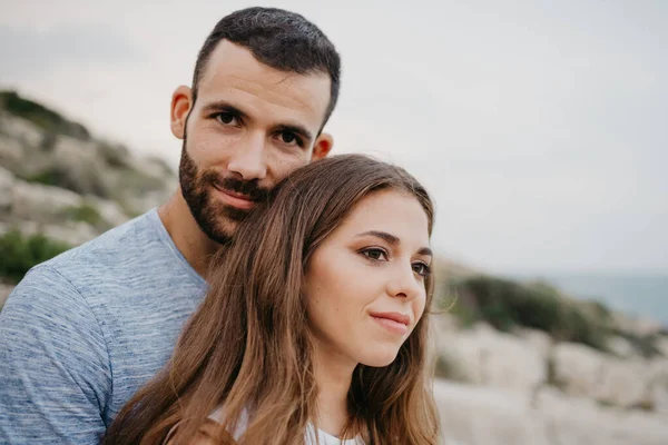 Retrato Cercano Hombre Hispano Que Está Abrazando Una Chica Latina —  Fotos de Stock