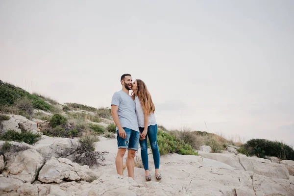 Latinamerikansk Man Håller Sin Latinamerikanska Flickvän Parken Spanien Ett Långt — Stockfoto