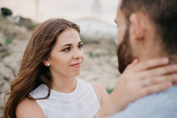 Een Close Portret Van Een Latijns Meisje Die Nek Vasthoudt — Stockfoto