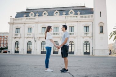 Şık bir genç adam akşam İspanya 'da limanda esmer kız arkadaşıyla el ele tutuşuyor. Valencia 'da randevusu olan iki turist..