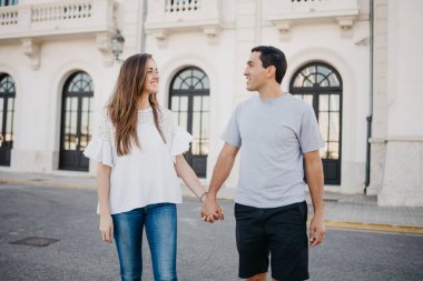 Esmer kız arkadaşıyla şık bir genç adam akşam İspanya 'da limanda geziniyor. Valencia 'da randevusu olan iki turist..