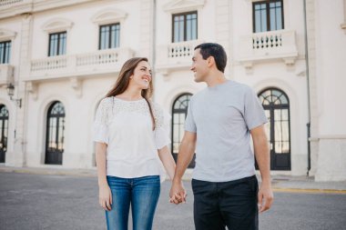Esmer kız arkadaşıyla mutlu ve şık bir adam akşamları İspanya 'da limanda geziniyor. Valencia 'da randevusu olan iki turist..