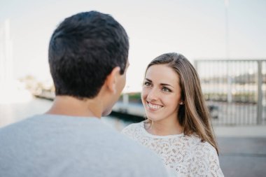 Esmer kız arkadaşının akşam İspanya 'daki iskelede dikizlediği şık bir adamın fotoğrafı. Valencia 'da randevusu olan iki turist.