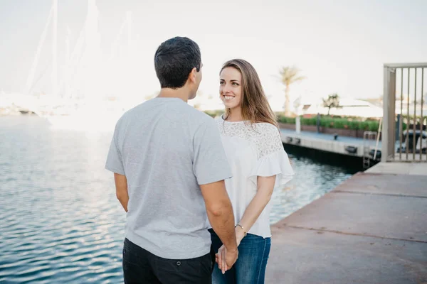 Homem Hispânico Elegante Está Segurando Mãos Sua Namorada Morena Sorridente — Fotografia de Stock