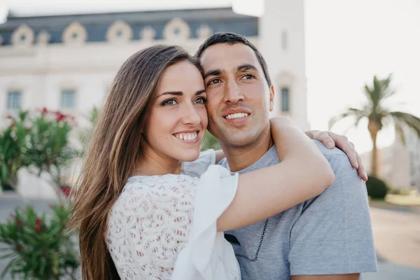 Een Vriendelijke Brunette Omhelst Avonds Haar Spaanse Vriendje Bij Pier — Stockfoto