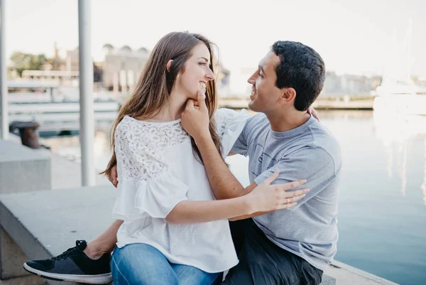 Homem Hispânico Está Segurando Sua Namorada Morena Sorridente Enquanto Ambos — Fotografia de Stock