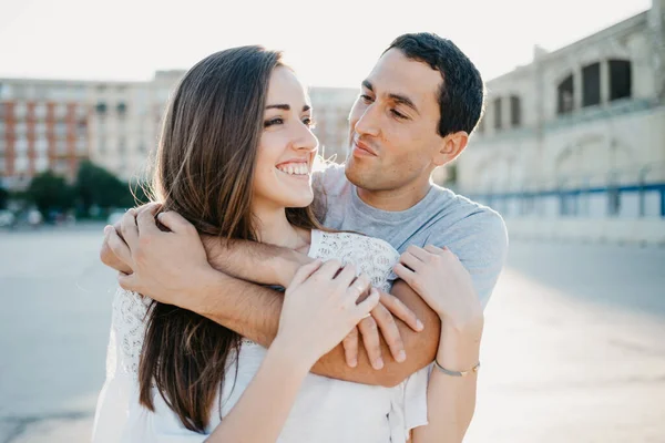 Hombre Hispano Está Abrazando Novia Morena Sonriente Mientras Ambos Caminan —  Fotos de Stock