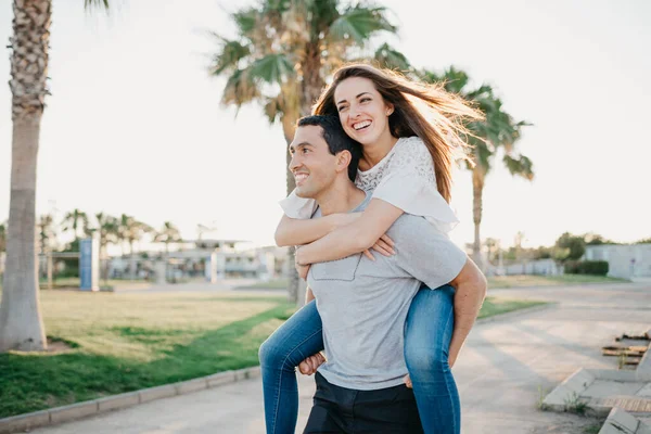 Een Vrolijk Brunette Meisje Rijdt Avonds Haar Spaanse Vriendje Tussen — Stockfoto