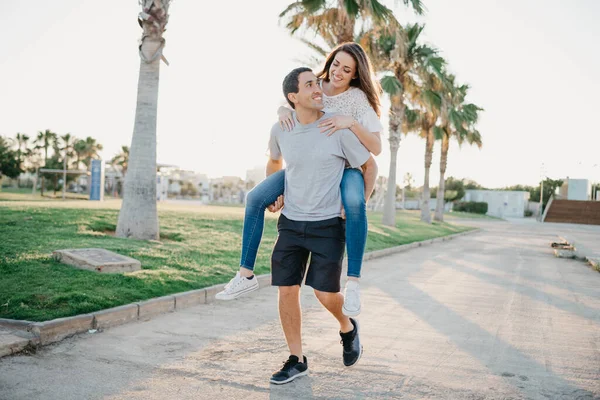 Uma Foto Completa Uma Menina Morena Feliz Que Está Montando — Fotografia de Stock