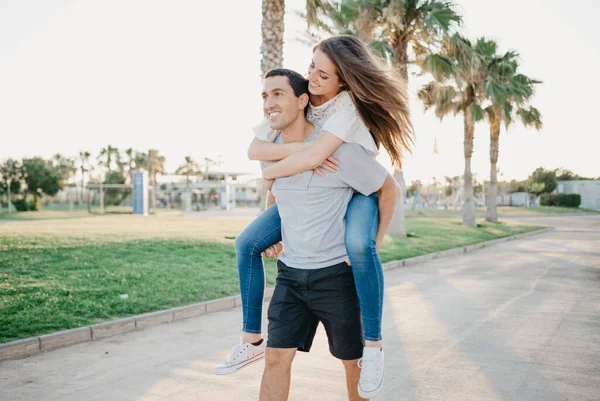 Una Morena Feliz Está Montando Novio Hispano Entre Palmeras Luz —  Fotos de Stock