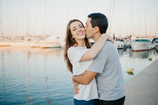 Een Spaanse Man Kust Avonds Zijn Gelukkige Brunette Vriendin Haven — Stockfoto