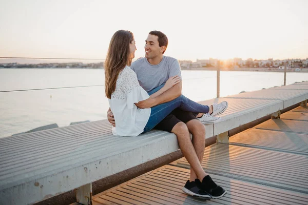 Een Spaanse Man Knuffelt Avonds Zijn Lachende Brunette Vriendin Een — Stockfoto