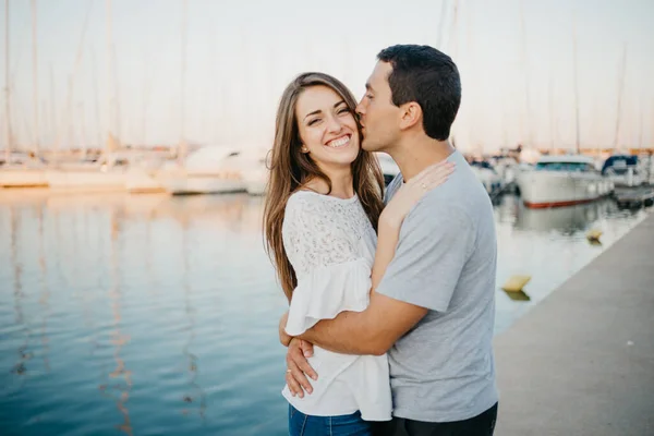 Ein Hispanischer Mann Riecht Abends Einem Hafen Spanien Seine Glückliche — Stockfoto