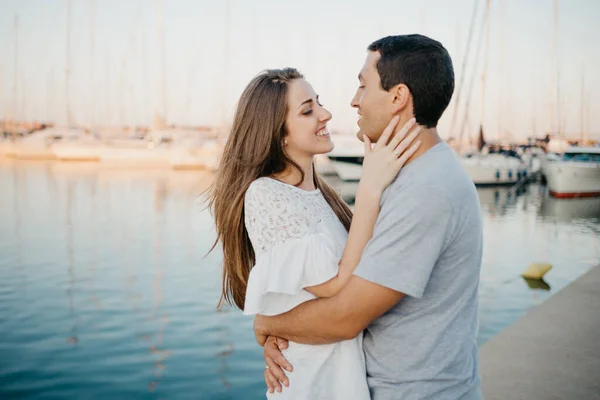 Ein Hispanischer Mann Blickt Abends Einem Hafen Spanien Die Augen — Stockfoto