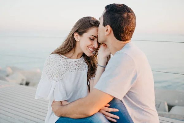 Homem Hispânico Está Beijando Sua Namorada Morena Sorridente Quebra Mar — Fotografia de Stock
