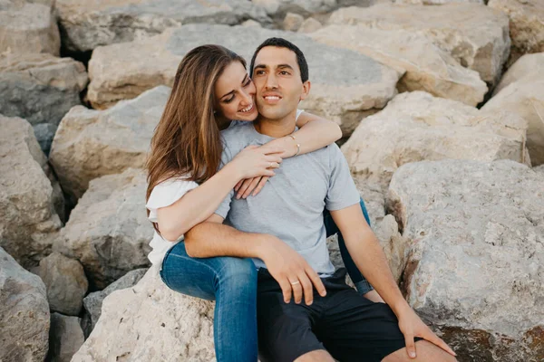 Homem Hispânico Está Sentado Entre Pernas Sua Namorada Sorridente Nas — Fotografia de Stock