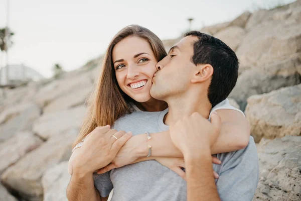 Ett Kort Leende Kvinna Som Kramar Sin Latinamerikanske Pojkvän Vid — Stockfoto