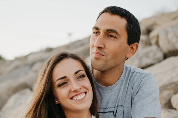 Uma Foto Próxima Homem Que Está Abraçando Sua Namorada Sorridente — Fotografia de Stock