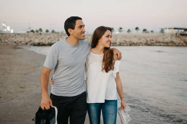 Hombre Hispano Con Novia Sonriente Abrazan Mientras Caminan Una Playa —  Fotos de Stock