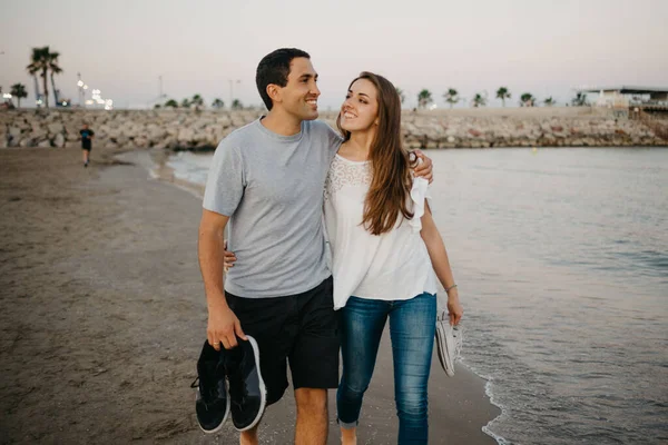 Hombre Hispano Con Novia Sonriente Abrazan Mientras Pasean Por Una —  Fotos de Stock