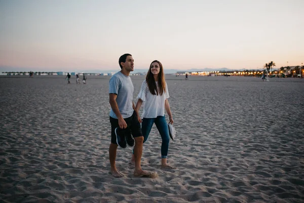 Hombre Hispano Con Novia Sonriente Está Paseando Por Una Playa —  Fotos de Stock