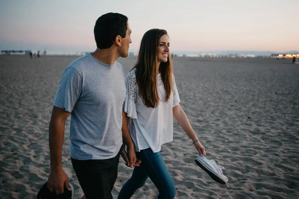 Hombre Hispano Con Novia Sonriente Está Caminando Una Playa Arena —  Fotos de Stock