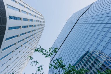 Gökdelenler arasındaki gökyüzü manzarası. Finans bölgesindeki modern ofis binaları. Şehrin merkezindeki cam kuleler. Bir yığın yüksek bina..