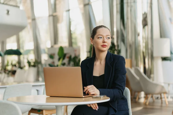 Une Femme Agent Immobilier Dans Blazer Attend Client Une Femme — Photo