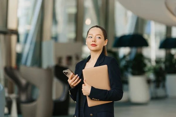 Une Femme Agent Immobilier Tient Ordinateur Portable Téléphone Portable Une — Photo