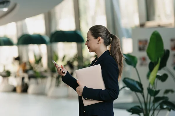 Une Photo Côté Une Femme Agent Immobilier Qui Tient Ordinateur — Photo