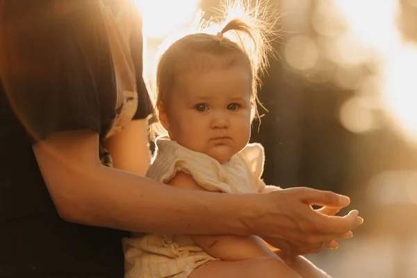 Retrato Próximo Uma Criança Feminina Nas Mãos Uma Mamãe Sob — Fotografia de Stock