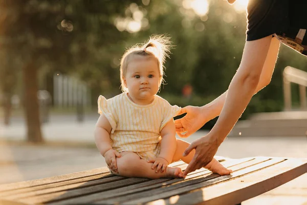 Female Toddler Yellow Clothes Enjoying Summer Bench Hands Mom Park — Stock Photo, Image