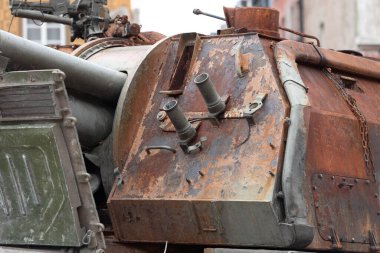 WARsaw, POLAND - 29 Haziran 2022 Ukrayna 'daki Rus askeri araçları Castle Square' de imha edildi. Howitzer 2S19 Msta-S taretindeki detayların yakın bir fotoğrafı.