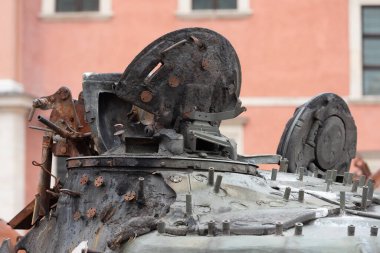 WARsaw, POLAND - 29 Haziran 2022 Ukrayna 'daki Rus askeri araçları Castle Square' de imha edildi. T-72BA tankının yakın bir fotoğrafı..