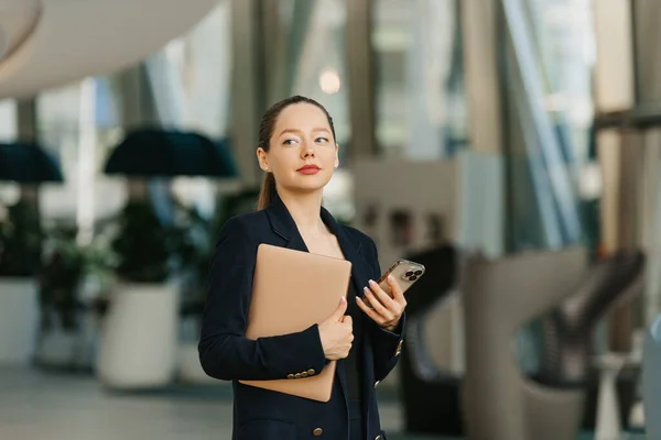 Une Femme Agent Immobilier Tient Ordinateur Portable Téléphone Portable Une — Photo