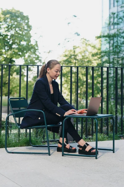 Une Photo Côté Une Femme Agent Immobilier Dans Blazer Qui — Photo