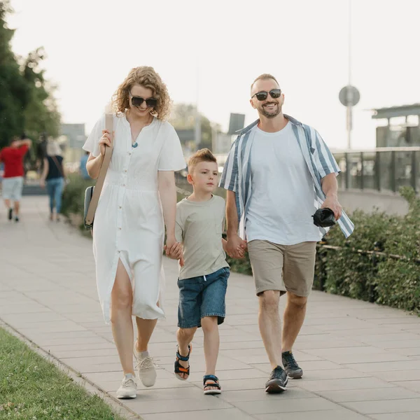 Pai Mãe Filho Estão Passear Pela Rua Família Feliz Noite — Fotografia de Stock