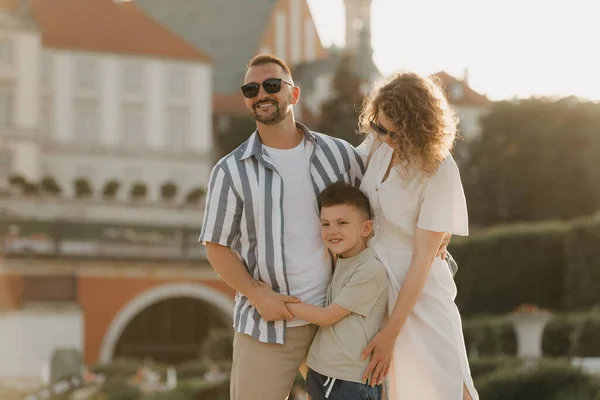 Padre Madre Hijo Abrazan Una Vieja Ciudad Europea Una Familia — Foto de Stock