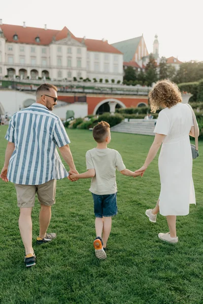 Photo Back Family Strolling Garden Palace Old European Town Happy — Stok fotoğraf