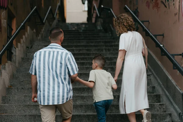 Uma Foto Parte Trás Uma Família Que Está Subindo Escadas — Fotografia de Stock