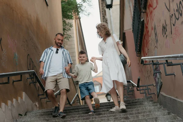 유럽의 마을의 계단을 내려가는 가족의 사진입니다 아버지와 어머니와아 저녁에 재미있게 — 스톡 사진